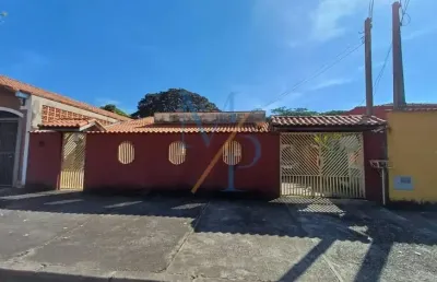 Linda casa com garagem para 4 carros e 1 suíte - ótima localização, ficando em uma rua sem saída e próxima a casa do idoso