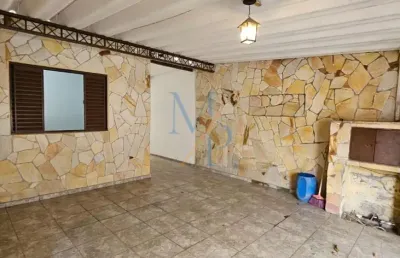 Linda casa com 3 quartos e portão automático - ótima localização, ficando próxima do sesi e supermercados