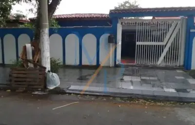 Casa em rua sem saída e com suíte - ótima localização, com comércios e padarias na região