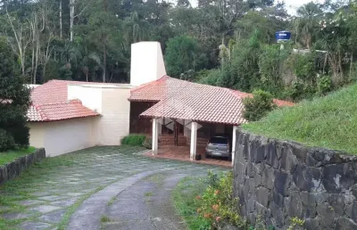 Casa térrea em condomínio fechado com 2000 metros de terreno