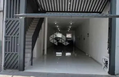 Casa com salão, 280m², utinga- santo andré,2 dormitórios sendo 1 suíte,1 sala, 3 banheiros,, varanda com churrasqueira,10 vagas no salão.
