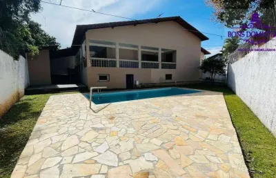Belíssima casa térrea com piscina, uma linda varanda lateral e vista para a área de preservação permanente.