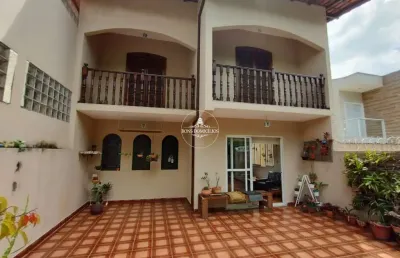 Casa à venda com 03 dormitórios, jardim e área gourmet - jd. nakamura park - r$ 800.000,00