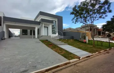 Casa térrea em condomínio, totalmente isolada, com 03 dorms e quintal amplo!