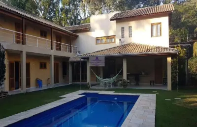 Casa com 5 suítes, lareira e piscina em condomínio no coração da granja viana