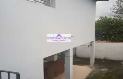 Casa de esquina no centro de cotia com terreno grande em toda a lareral