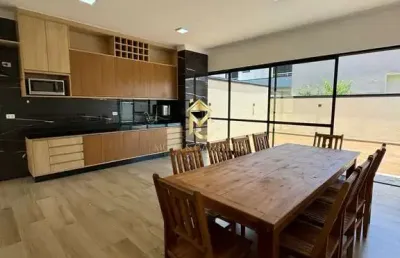 Linda casa térrea em condomínio com 3 dormitórios, sendo 2 suítes