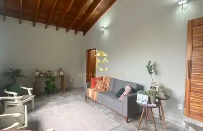 Casa com varanda gourmet à venda no condomínio colinas.