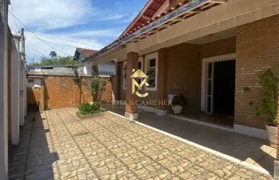 Vendo casa térrea com ótima localização para fins comerciais
