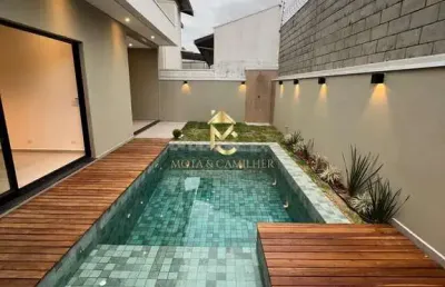Linda casa em condomínio fechado com ótima localização.