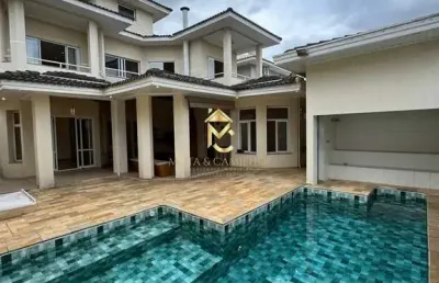 Sobrado a venda em condomínio, com 4 suítes e piscina.