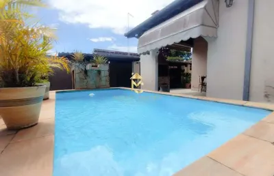 Casa com piscina em rua pública disponível para venda