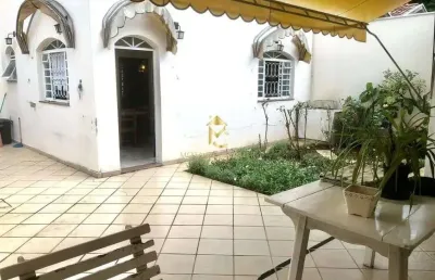 Casa à venda em via pública com ótima localização em taubaté.