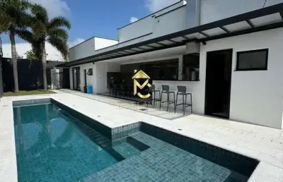 Casa com piscina e área gourmet à venda em condomínio de alto padrão.