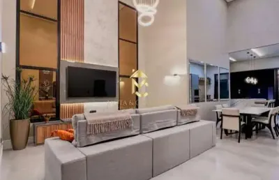 Casa térrea com piscina à venda em condomínio de alto padrão.