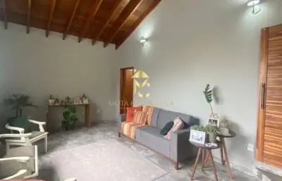 Casa com varanda gourmet à venda no condomínio colinas.