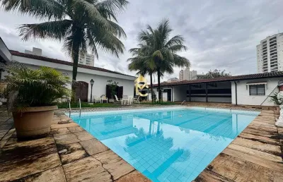 Residência em via pública disponível para venda e locação.