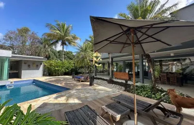 Casa térrea com piscina disponível para aluguel e venda em condomínio.