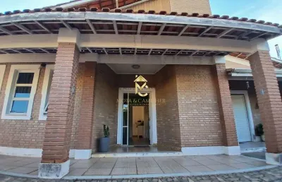Casa em via publica à venda com excelente localização.