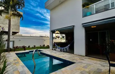 Casa com varanda gourmet e piscina disponível para locação em condomínio fechado