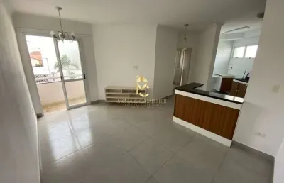 Apartamento com sacada e 2 quartos, disponível locação em excelente localização
