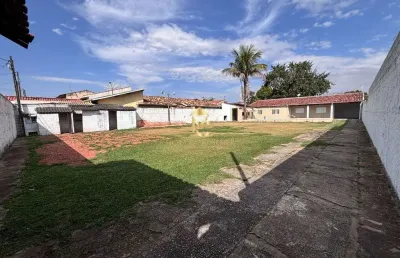 Chácara com piscina à venda ou locação em via pública.