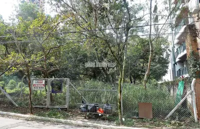 Terreno com 712,0m²   (frente 12,5m x fundos 56,96m) em rua tranquila