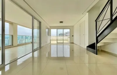 Cobertura assobradada c/ 227m² de 3 suítes e 3 vagas