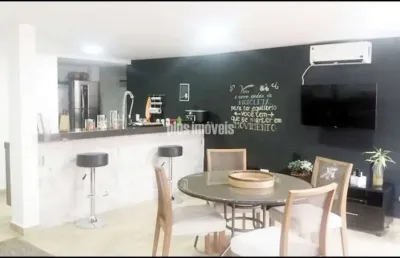 Maravilhosa casa lindamente equipada e decorada, em condomínio fechado com 3 suítes, sendo 1 suíte m