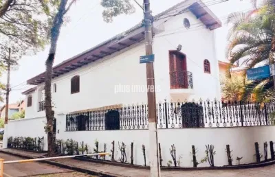 Casa de vila fechada com cancela e guarita. venha visitar