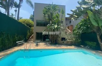 Linda casa reformada com piscina em rua fechada na granja julieta
