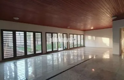 Aluga-se casa de vila fechada - amplo jardim, lugar silencioso, muita natureza