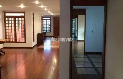 Belíssima casa a poucos metros do parque do ibirapuera!!!