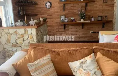 Casa térrea alto padrão com 500 mts de área útil, 4 dormitórios, 2 suítes, 8 vagas.