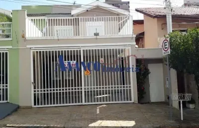 Sobrado repleto de armários em localização privilegiada