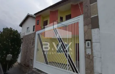 Casa sobrado, 130m2 de área construída, 132m2 de terreno. 3 dormitórios, sendo 1 suíte, 2 sacadas com porta balcão, + um banheiro social e um lavabo. todos os dormitórios, com pintura em cores nobres,
