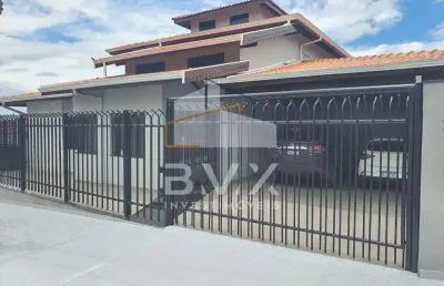 A casa é extraordinária possui 4 suítes sendo duas com varanda com guarda corpo de vidro e uma vista panorâmica esplêndida