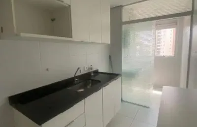 Apartamento de frente para locação com 2 quartos, sendo uma suíte, em um andar alto