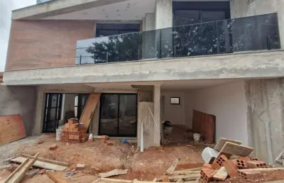 Sobrados de alto padrão não geminados em condomínio - mercês