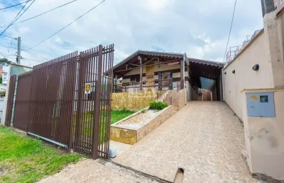 Casa térrea no xaxim com 308m² averbados,  com amplo quintal, sendo  4 quartos e 1 suíte.