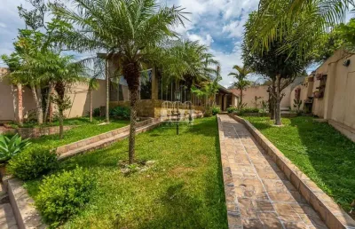 Casa térrea no xaxim com 308m² averbados,  com amplo quintal, sendo  4 quartos e 1 suíte.