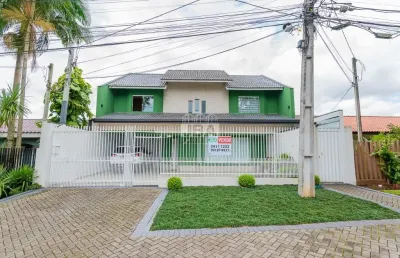 Linda casa com piscina no bairro  bacacheri  com 274m²  de área averbada, contendo 3 quartos sem uma ampla suíte.