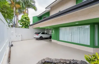 Linda casa com piscina no bairro  bacacheri  com 274m²  de área averbada, contendo 3 quartos sem uma ampla suíte.