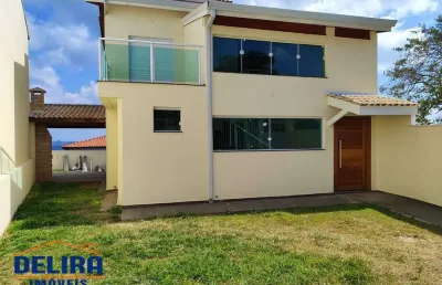 Casa com uma ótima localização em associação com garagem para 6 carros