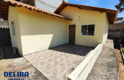 Casa à venda com 2 dormitórios sendo 1 suíte em bairro tranquilo.