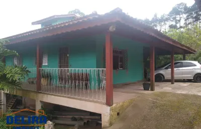 Chácara com campo de futebol e mina de água em terra preta.