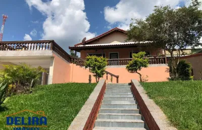 Linda casa à venda em terra preta, em ótima localização.