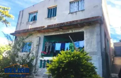 Casa à venda em terra preta ótima localização para renda.