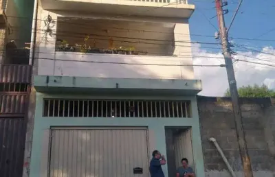 Casa à venda com 4 quartos em bairro tranquilo de terra preta.