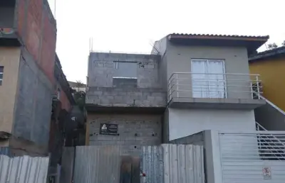 Casa em fase de acabamento com escritura em terra preta.
